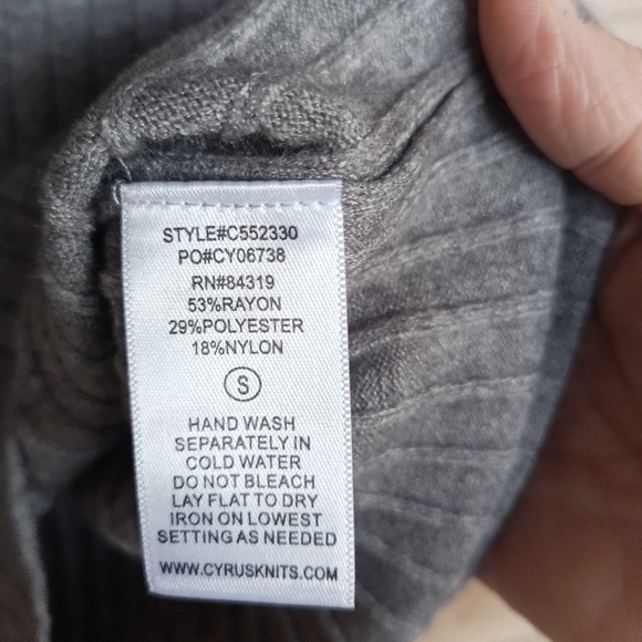 🆕 Cyrus Ribbed Button Shoulder Top - Picture 4 of 7